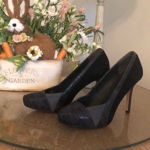 White House/black market  black/ grey pumps